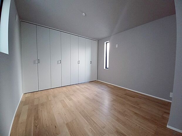 【1号棟洋室】日当たり良好です。しっかりとした大きさのクローゼットを完備し、収納スペースも十分。