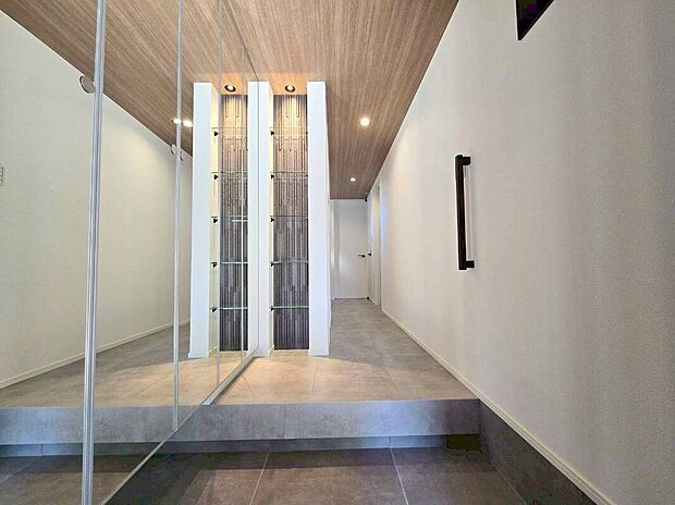 【玄関】ご家族やお客様をお迎えする、すっきり広々とした玄関です♪