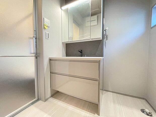 【施工例】■モデルハウスのご案内や、ショールームにてキッチン等水回り設備や、フローリング等の建材や外壁材の実物をご覧頂けます
■お気軽にお問合せ下さい