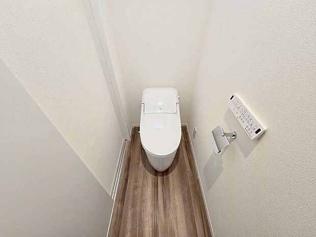 【トイレ】デザイン性に優れていてお掃除が簡単なタンクレストイレ。