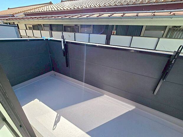 【バルコニー】バルコニーは奥行きがあるので椅子やテーブルを出してちょっとした休憩スペースに