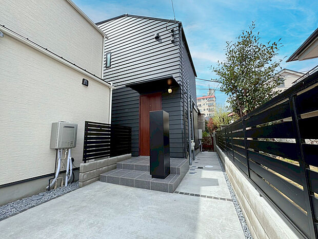 【外観】弊社売主物件。豊かな緑が雑音を消してくれるよう。眺めて景色よく、住んで静かな環境。