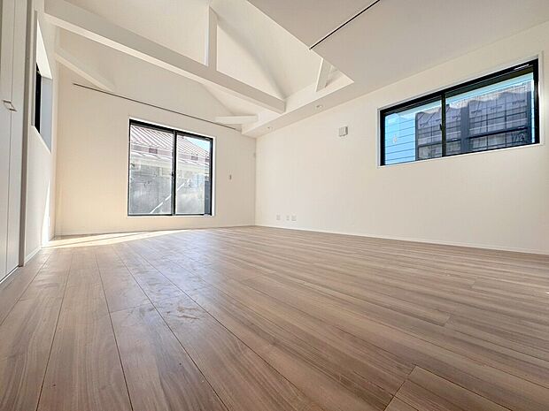 【LDK】南側の大きな窓から心地よい風とやわらかな日差しがたっぷり差し込む明るいリビングです♪