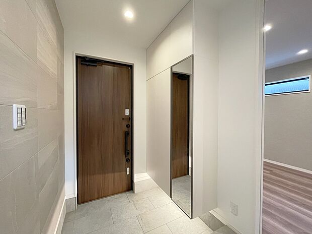 【玄関施工例】■モデルハウスのご案内や、ショールームにてキッチン等水回り設備や、フローリング等の建材や外壁材の実物をご覧頂けます
■お気軽にお問合せ下さい