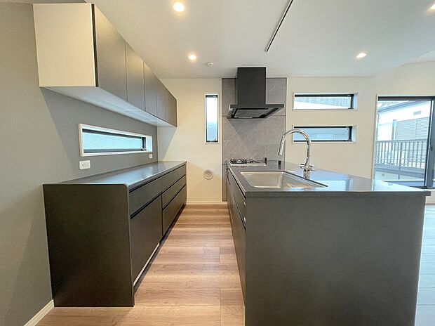 【キッチン施工例】■モデルハウスのご案内や、ショールームにてキッチン等水回り設備や、フローリング等の建材や外壁材の実物をご覧頂けます
■お気軽にお問合せ下さい
