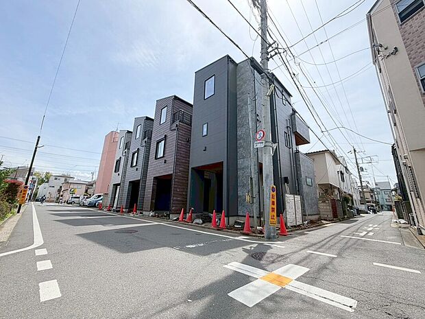 【前面道路含む現地写真】周辺は街灯が整備されており、お子様や、帰りが遅い時間でも安心感があります♪