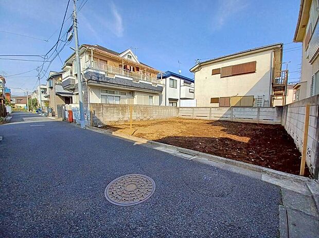【前面道路含む現地写真】前面は、居住者のみの交通で、車の通りぬけもなく、とっても静かで落ち着いた住環境です。