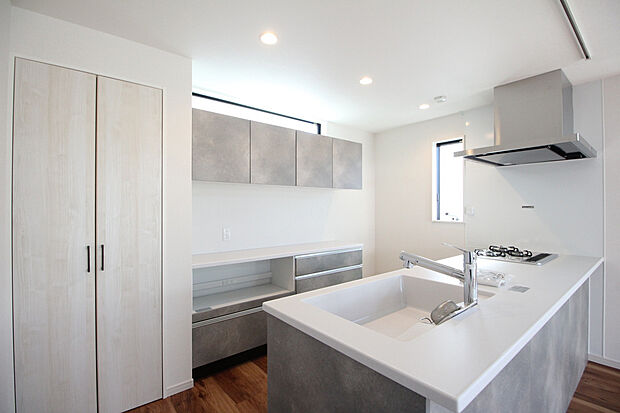 【キッチン施工例】■モデルハウスのご案内や、ショールームにてキッチン等水回り設備や、フローリング等の建材や外壁材の実物をご覧頂けます
■お気軽にお問合せ下さい