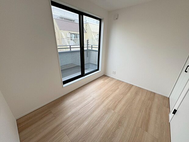 【洋室】全室に窓が2面あることで、朝から自然光がたっぷり入る爽やかな空間に。各居室には収納も備え付けられており、暮らしやすさにも配慮された設計です。