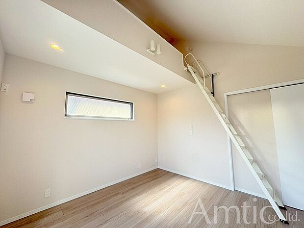 【洋室】
2階約7.0帖主寝室にはロフト完備