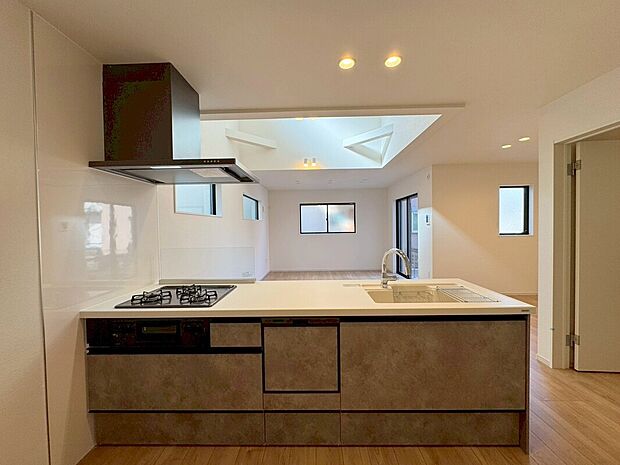 【キッチン】
カフェスタイルのオープンキッチンはみんなで会話を楽しみながらお料理を