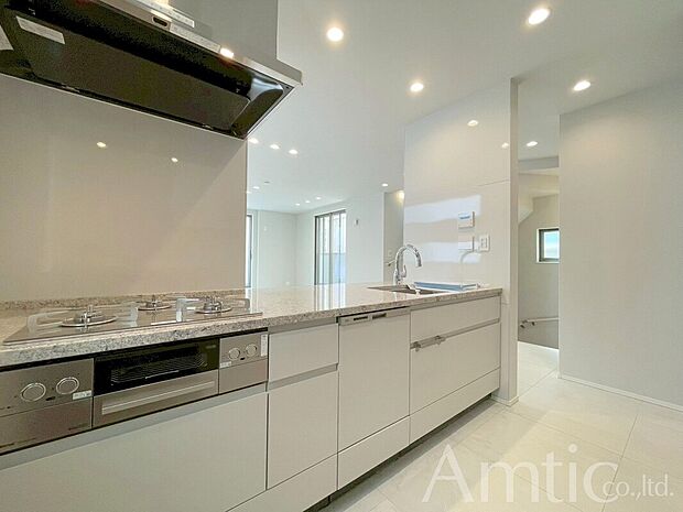 【2号棟キッチン】作業スペースが広く、家事動線のよい魅力的な2型キッチン