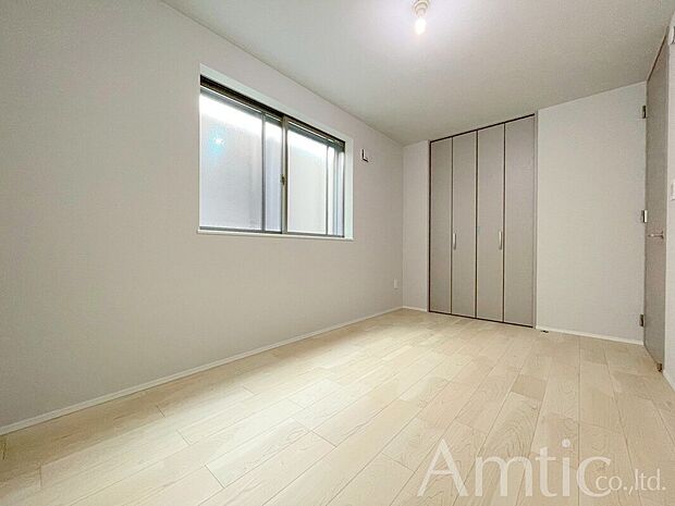 【2号棟洋室】約10帖の主寝室はキングサイズのベットも余裕です♪