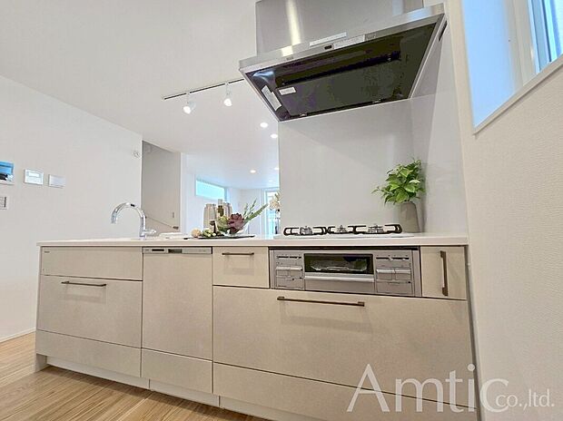 【キッチン施工例】■建物施工の一例
■モデルハウスのご案内や、ショールームにてキッチン等水回り設備や、フローリング等の建材や外壁材の実物をご覧頂けます
■お気軽にお問合せ下さい