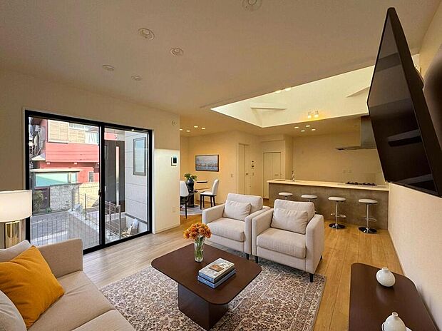 【LDK】大きな窓から心地よい風とやわらかな日差しがたっぷり差し込む明るいリビングです♪家具はCGです♪