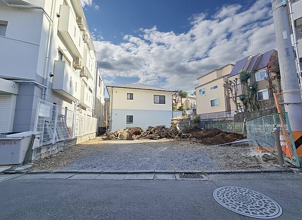 【外観】駅徒歩2分のな立地。駅近ですが、線路沿いでは無いので比較的穏やかです。