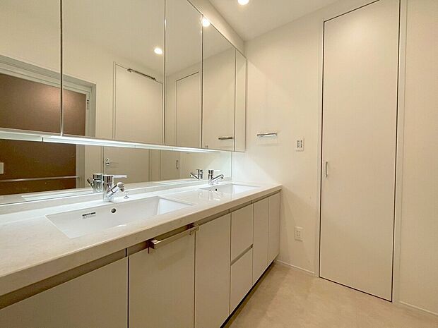 【洗面化粧台(２号棟)】ホテルライクな２ボウルの洗面化粧台