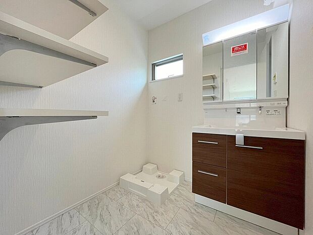 【洗面化粧台施工例】■モデルハウスのご案内や、ショールームにてキッチン等水回り設備や、フローリング等の建材や外壁材の実物をご覧頂けます
■お気軽にお問合せ下さい