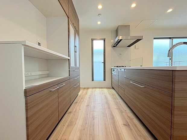 【キッチン施工例】■モデルハウスのご案内や、ショールームにてキッチン等水回り設備や、フローリング等の建材や外壁材の実物をご覧頂けます
■お気軽にお問合せ下さい