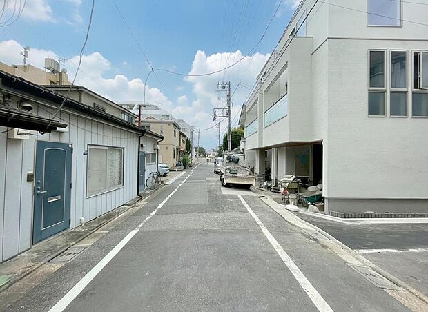 【前面道路含む現地写真】建物完成済み♪室内ゆっくりご内覧可能です♪