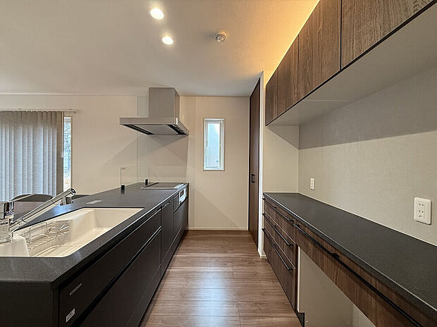 【キッチン】広々としたワークトップと豊富な収納を備えた、使いやすいキッチン。