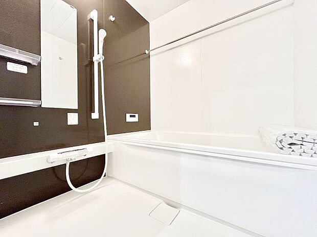 一日の疲れを癒してくれる明るい清潔感のあるバスルーム