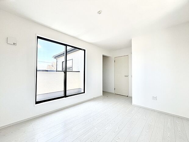 バルコニーが開放感をプラスしてくれる洋室