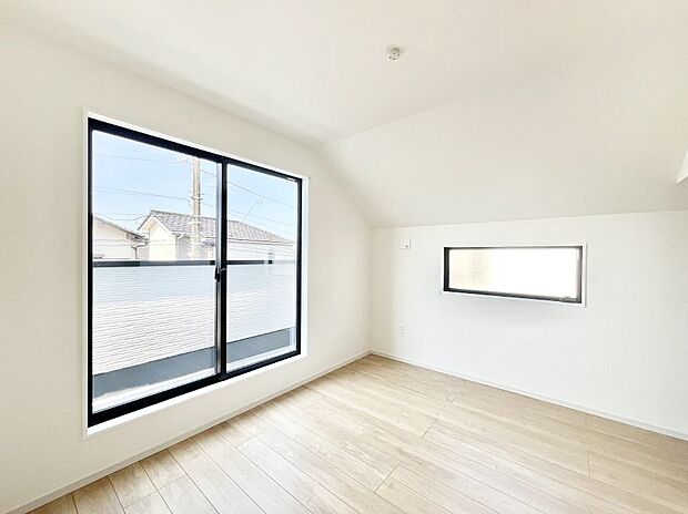 バルコニーが開放感をプラスしてくれる洋室