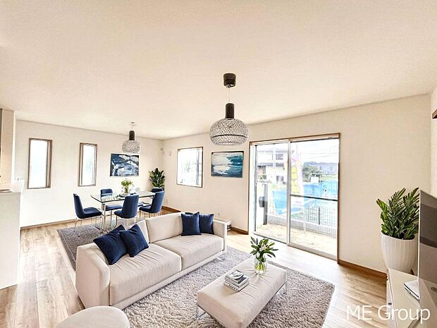 ご家族の賑やかな話し声で包まれる明るいリビング ※家具はCGです