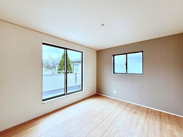 バルコニーが開放感をプラスしてくれる洋室