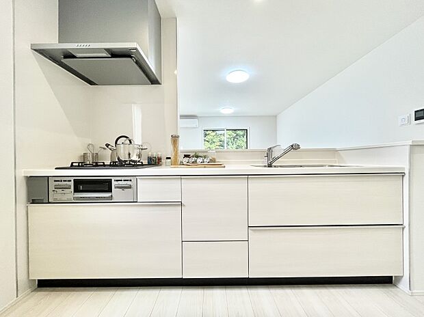 リビングを見渡せる人気のカウンターキッチン。 家族を見守りながら家事をすることができます。