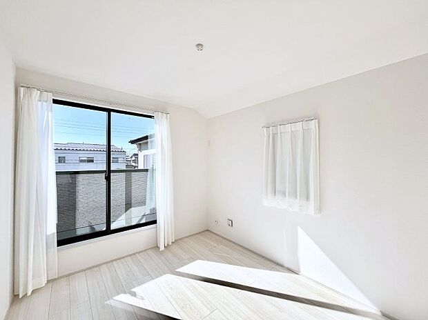 バルコニーが開放感をプラスしてくれる洋室