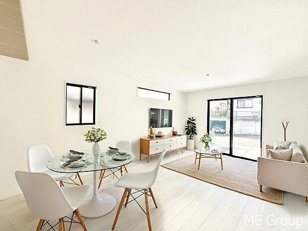 ご家族の賑やかな話し声で包まれる明るいリビング ※家具はCGです