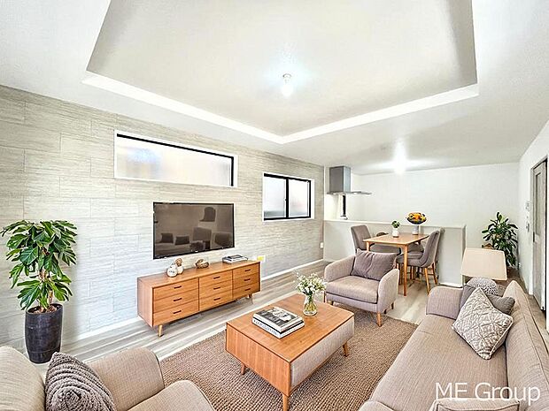 ご家族の賑やかな話し声で包まれる明るいリビング  ※家具はCGです