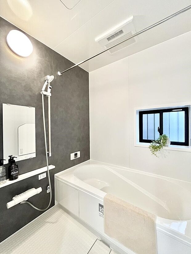 落ち着いた雰囲気でゆっくりお寛ぎいただけるバスルーム