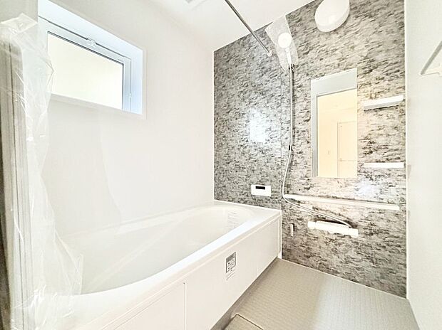 一日の疲れを癒してくれる明るい清潔感のあるバスルーム