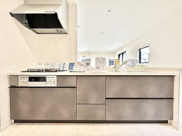 リビングを見渡せる人気のカウンターキッチン。 家族を見守りながら家事をすることができます。