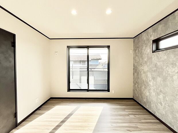 バルコニーが開放感をプラスしてくれる洋室