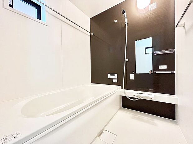 一日の疲れを癒してくれる明るい清潔感のあるバスルーム  