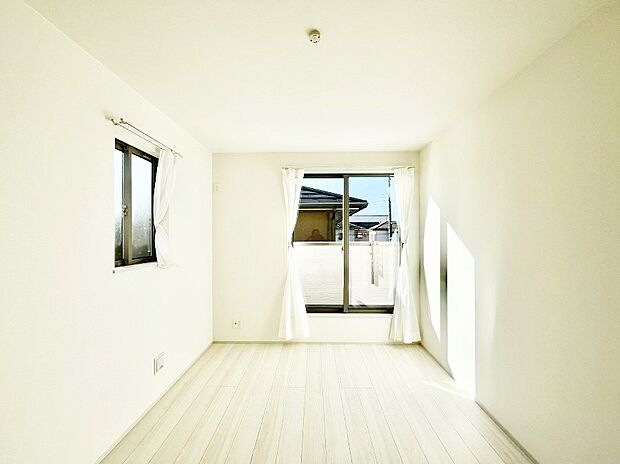 バルコニーが開放感をプラスしてくれる洋室