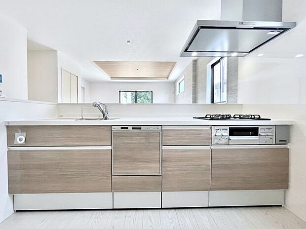 食洗機・浄水器・３ツ口コンロなどデザイン性も機能性も兼ね備えたシステムキッチン！