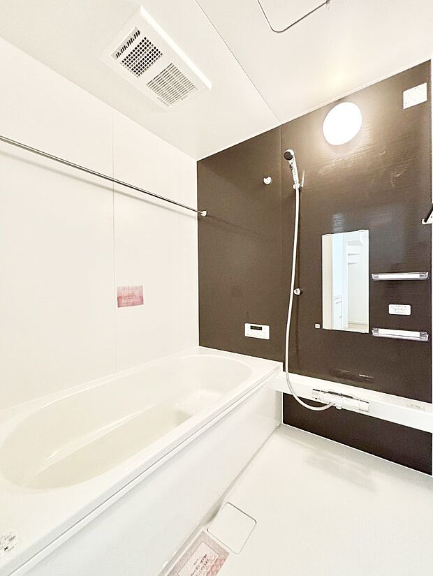 一日の疲れを癒してくれる明るい清潔感のあるバスルーム