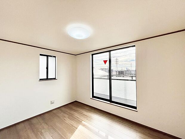 バルコニーが開放感をプラスしてくれる洋室