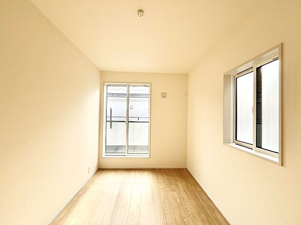 明るいバルコニーサイドに洋室を設置。目覚めの良い寝室に。