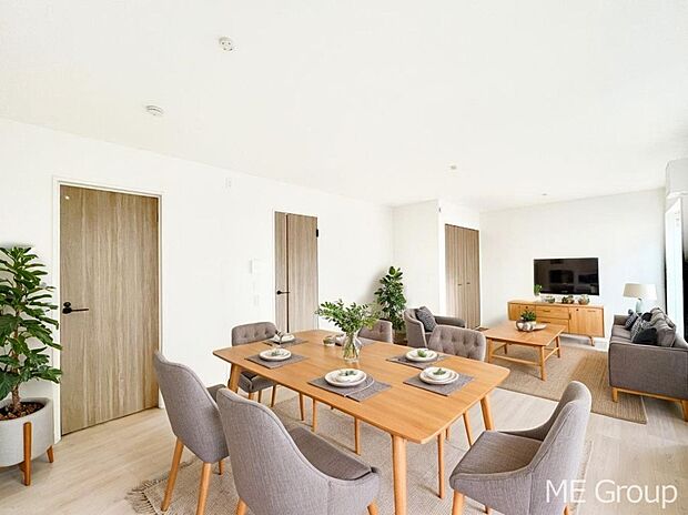 ご家族の賑やかな話し声で包まれる明るいリビング  ※家具はCGです