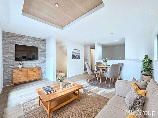 プライバシーも守れる2階リビングは明るく開放感たっぷり！　※家具はCGです