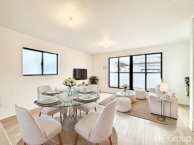 ご家族の賑やかな話し声で包まれる明るいリビング  ※家具はCGです