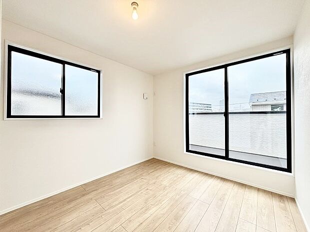 明るいバルコニーサイドに洋室を設置。目覚めの良い寝室に。