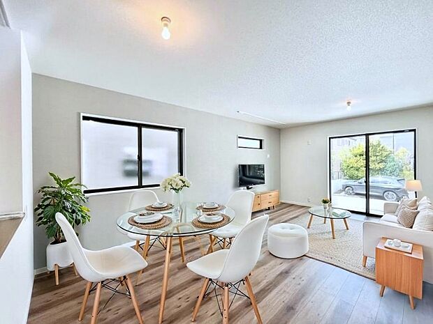 大きな窓からたっぷりの陽光と風を感じられるリビング※家具はCGです  