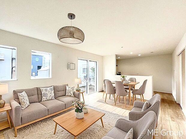 ご家族の賑やかな話し声で包まれる明るいリビング  ※家具はCGです